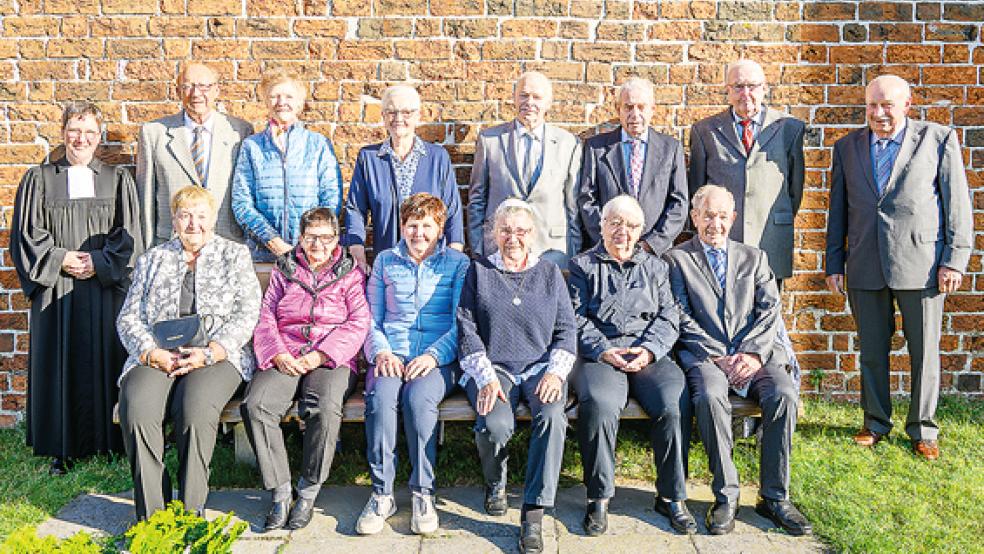 Sie feierten Eiserne Konfirmation: (oben von links) Pastorin Barbara Wündisch-Konz, Jan Heijen, Johanne Stamm, Teelka Staas, Gerhard Busemann, Jakobus Winterboer, Jan Broers und Geert Feikes sowie (unten von links) Folkeline Siemens, Anita Winterboer, Engeline Woldenga, Helga Bußmann, Gretchen Buhs und Marten Luitjens.  © Foto: Bruins