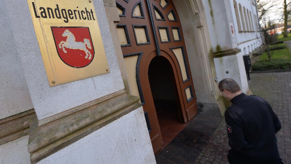 Am Landgericht in Aurich muss sich ein 27-jähriger Emder wegen des Vorwurfs des versuchten Totschlags und der gefährlichen Körperverletzung verantworten. © Symbolfoto: Jaspersen (dpa)