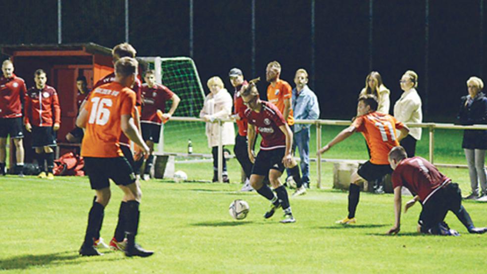 Timo Diddens (am Ball) schob in der Schlussphase das Spiel der Bunder immer wieder über die linke Seite an. Es sollte letztlich nicht reichen, um gegen Holte II (orange Trikots) noch etwas Zählbares rauszuholen.  © Foto: Born