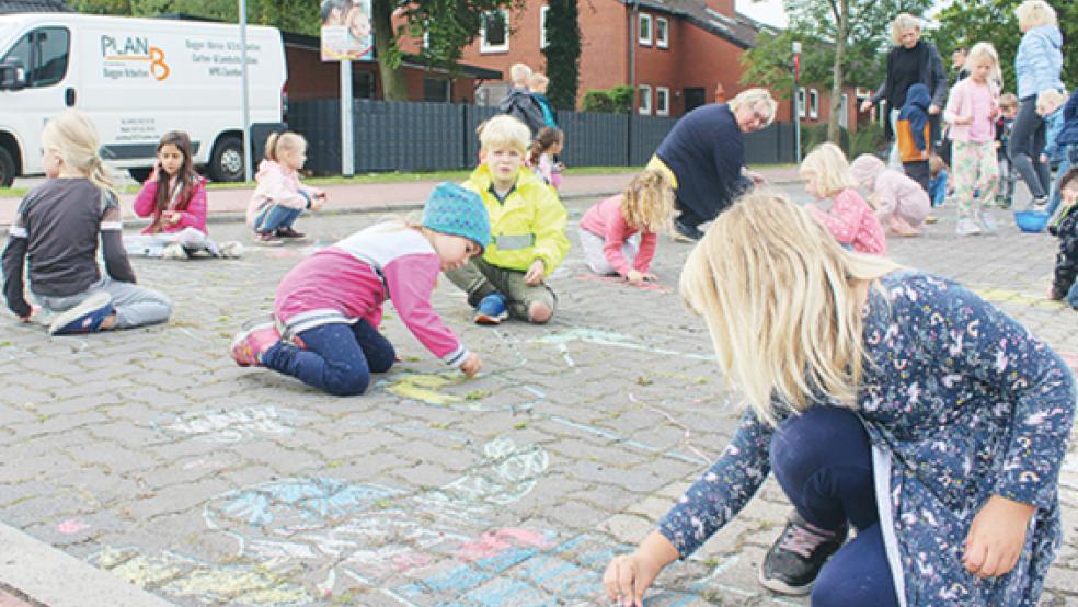 Die Kindergartenkinder malten mit bunter Kreide ihre Umrisse auf die Parkflächen der Kita in der Lindenstraße.  © Foto: Berents