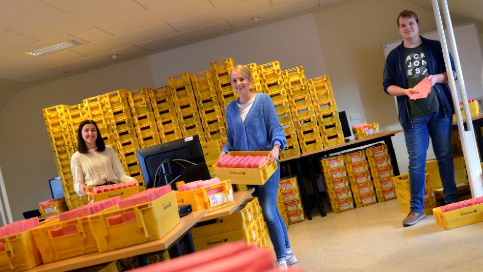 Das Team des Kreiswahlbüros hat alle Hände voll zu tun: Laura Drath (Mitte) wird tatkräftig unterstützt von den Auszubildenden Marie Moldenhauer (links) und Dirk Specht (rechts). © Foto: Smit (Landkreis Leer)