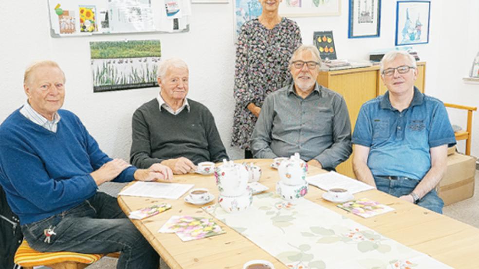 Beim Tee schwelgten in Erinnerungen: (von links) Heye Onken, Dr. Kuno Buseman, Angelika Janssen-Harms, Ferdinand Reit und Klaus Meyer.  © Foto: privat