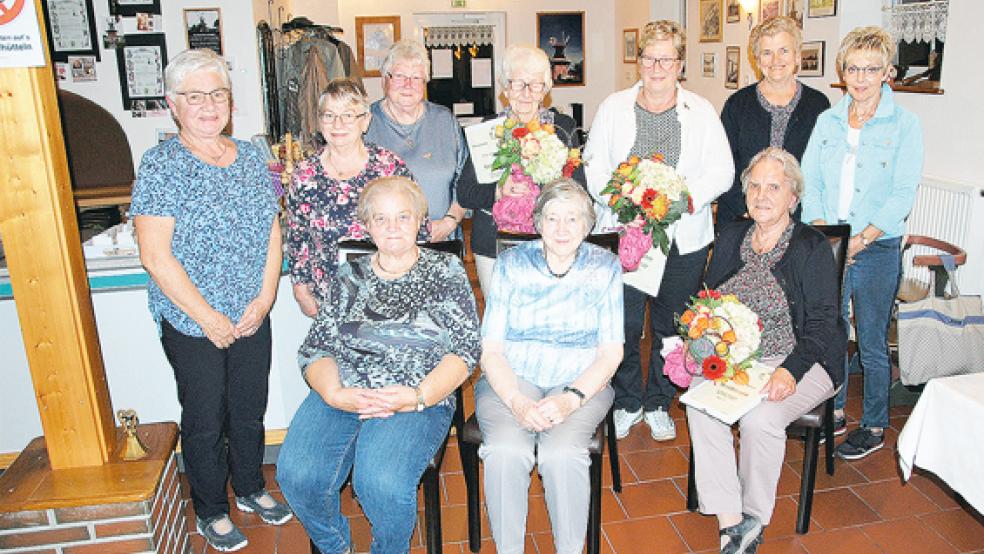 Geehrte Landfrauen: (von links, stehend) 1. Vorsitzende Else Siemons, Ingeborg Koop (10 Jahre Treue), Erika Pannenborg (50), Fekeline Roelfsema (10), Änne Lübbers (10), Erika Santjer (40), Hannelore Woltermann (2. Vorsitzende) sowie (sitzend, von links) Annette Yzer (10), Ehrenvorsitzende Mariechen Sanders (60) und Mimi Borowiak (40).  © Foto: Siemons