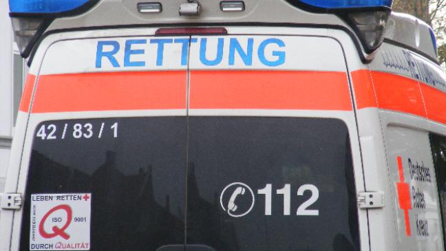 Sattelzug kommt von der Straße ab und kippt um