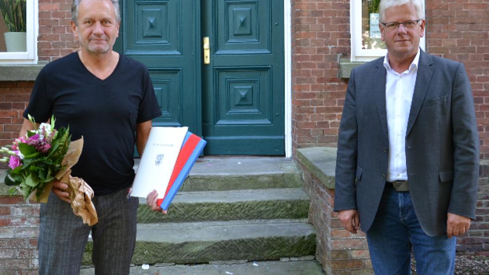 Robert Sonnenberg (links) absolvierte schon seine Berufsausbildung bei der Stadtverwaltung in Weener. Nun gratulierte ihm Bürgermeister Ludwig Sonnenberg (rechts) zu 40-jähriger Tätigkeit im öffentlichen Dienst. © Foto: Stadt Weener