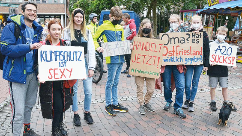 Bei »Fridays For Future« in Leer waren gestern diese jungen Demonstranten mit selbstgemalten Plakaten dabei.  © Foto: Ammermann