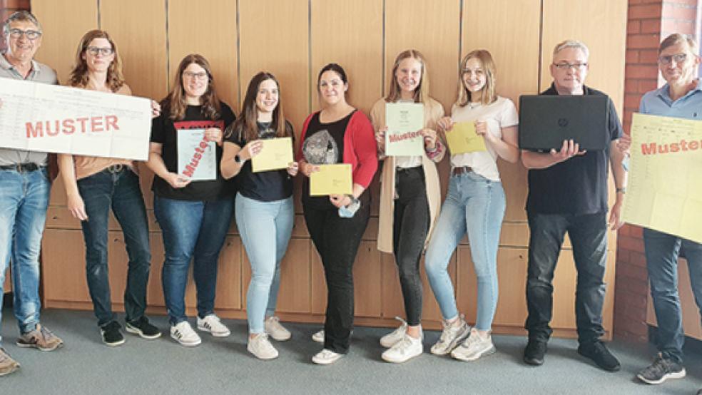 Das Wahlteam der Gemeinde Bunde hat schon die Kommunalwahl und jetzt auch die Bundestagswahl auf Gemeindeebene vorbereitet (von links): Jörg Siemering, Ulrike Nagel, Lena Smidt, Catina Meints, Mareike van Hove, Wenke Frieling, Imkea Rösingh, Jörg Züll und Harm van Vügt. Es fehlt Thede Frei.  © Foto: Gemeinde Bunde