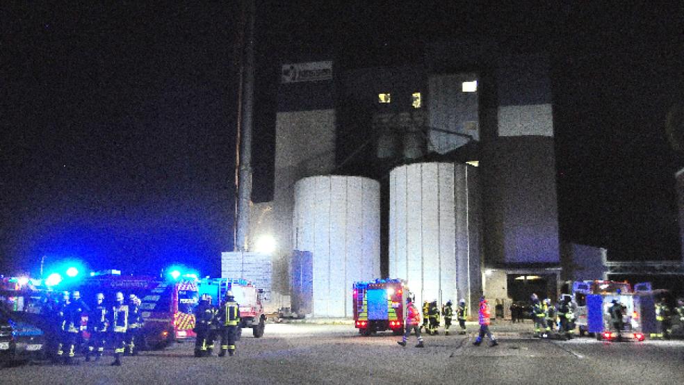 Ein Großaufgebot der Feuerwehr war bei einem Brand in einem Futterwerk in Nüttermoor im Einsatz. © Wolters