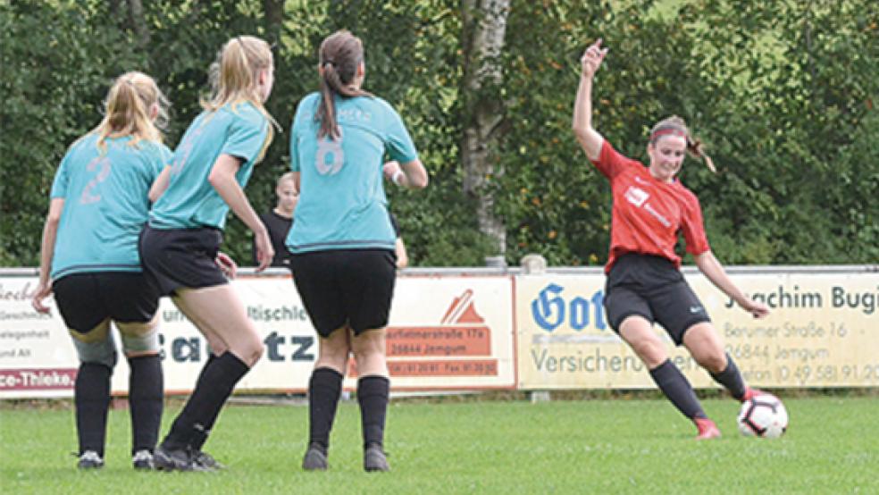 Trotz der gut aufgelegten Laura Pruin (rechts) musste sich der SV Ems Jemgum mit 2:3 geschlagen geben.  © Foto: Ammermann