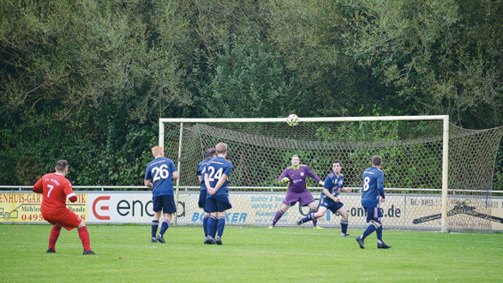 In dieser Szene verwandelt Daniel Gidion (links) einen direkten Freistoß zum 1:1. Der Ball küsst kurze Zeit später die Unterkante der Latte.  © Foto: Born