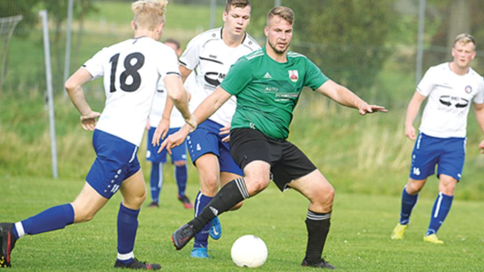 Der BSV Bingum und Sascha Büürma (grünes Trikot) hatten mit der SG TWL kein leichtes Spiel.  © Foto: Bruins