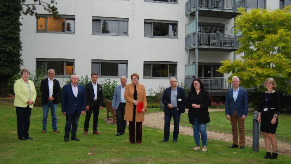 Die Gastgeber und ihr Gast aus Hannover: Von links Hanne Modder, SPD-Landtagsabgeordnete aus Bunde, Helmut Geuken, SPD-Fraktionsvorsitzender im Rat der Stadt Weener, Klinikum-Pflegedirektor Dr. Blerim Hetemi, der Ärztliche Direktor Dr. Hans-Jürgen Wietoska, Ministerin Daniela Behrens, Klinikum-Geschäftsführer Holger Glienke, SPD-Bundestagskandidatin Anja Troff-Schaffarzyk, Landrat Matthias Groote und Klinikum-Prokuristin Daniela Kamp.  © Foto: Hoegen