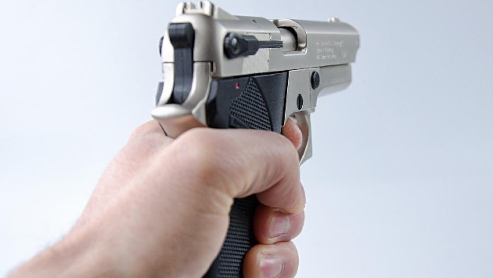 Mit einer echt aussehenden Waffe hat ein noch unbekannter Mann die Wahlhelfer in einem Wahllokal in Langholt bedroht. © Symbolfoto: Pixabay