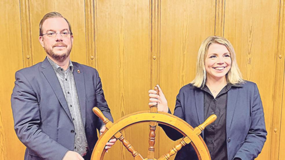 Unmittelbar nach Bekanntgabe des Endergebnisses übernahm Vanessa Gattung gestern Abend im Rathaus das symbolische Steuerrad von Noch-Bürgermeister Jan Peter Bechtluft (CDU). <br />  © Foto: Müller