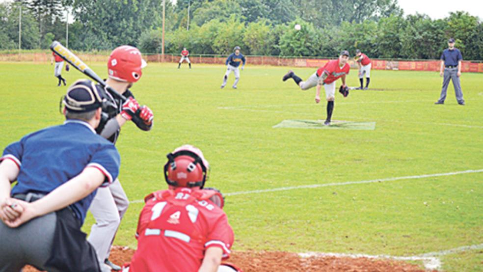 Unter anderem vertrat Carsten Voß (in der Wurfbewegung) seinen Bruder Sebastian Voß als Pitcher. Letzterer war kurz vor dem Match Vater geworden.  © Foto: Born