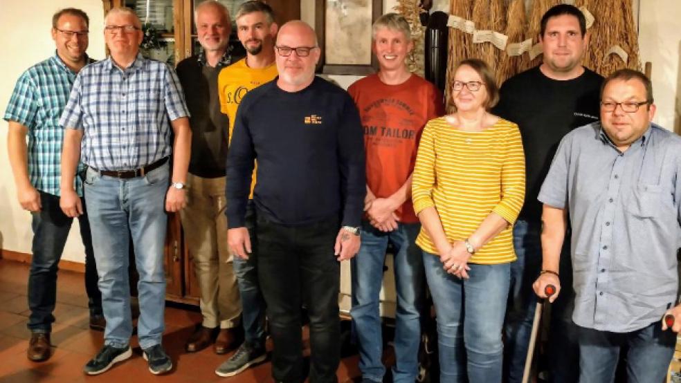 Der neue Vorstand des Dorfvereins Stapelmoor (von links): Kim Uwe Siemons, Enno Nagel, Ralf Buchholz, Jan-Dirk Holtkamp, Johann Reck, Hans-Georg Holtkamp, Peta Nagel, Heiko Röskens und Stefan Kuper. © privat