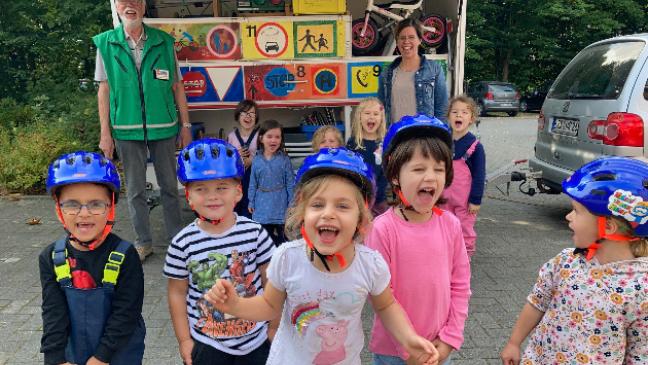 Neue Fahrradhelme für »Jona«-Kinder