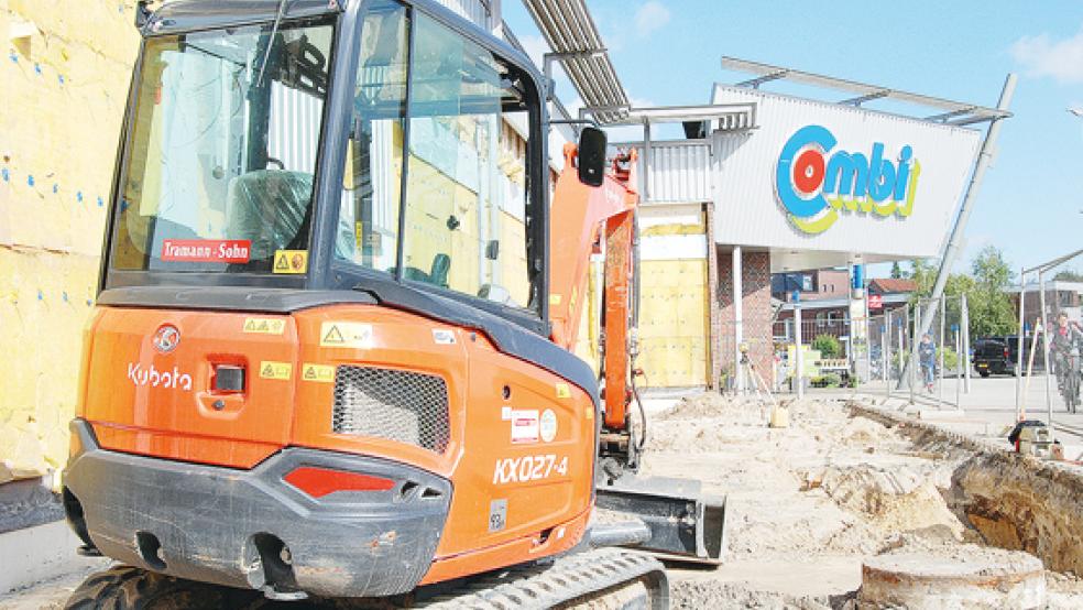 Die Vorbereitungen für den Anbau am Combi-Eingang in Weener laufen.  © Foto: Hoegen