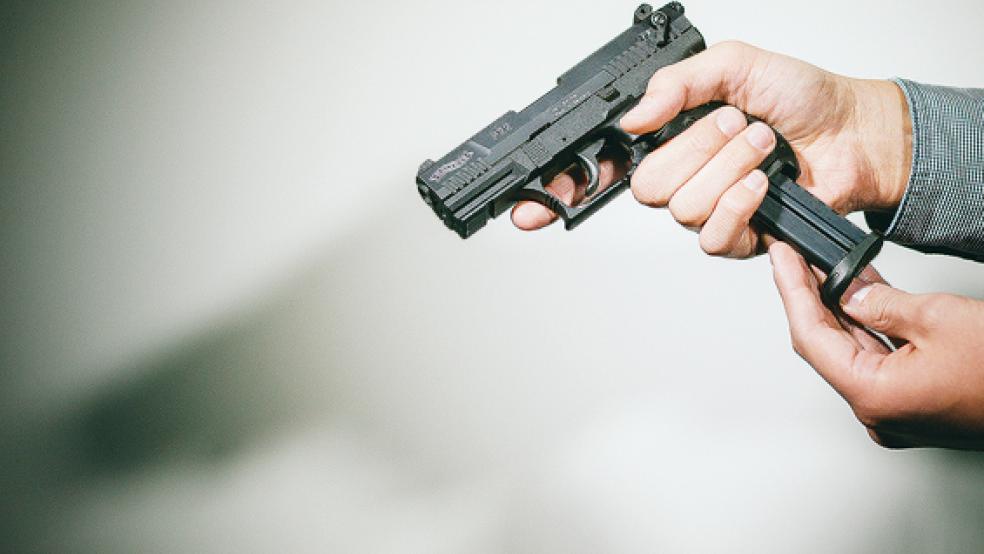 Immer mehr Rheiderländer beantragen den »Kleinen Waffenschein«.  © Foto: Killig (dpa)