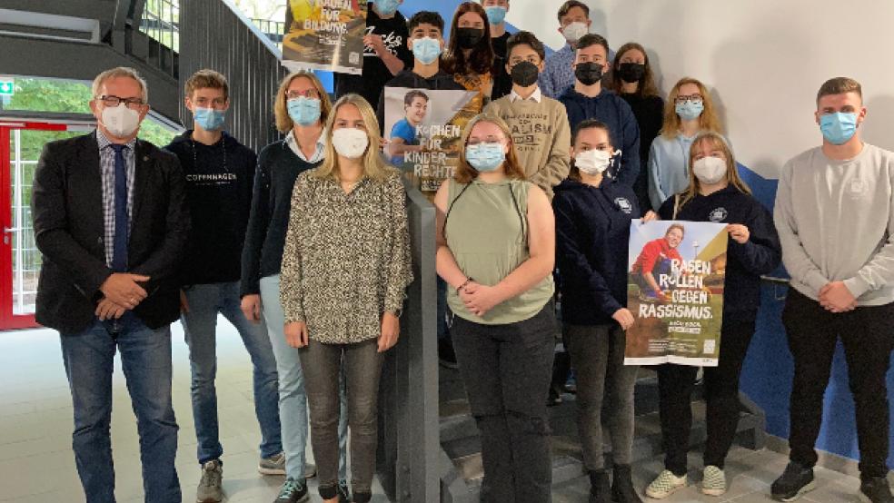 Freuen sich über die Auszeichnung als »Schule des Engagement«: Helmut Geuken als stellvertretender Bürgermeister, Lehrkräfte, Schüler und die Ehrenamtlichen von der Organisation »Schüler Helfen Leben«. © Boelmann