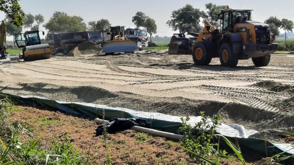 Auf Westoverledinger Seite der Ems in Hilkenborg wird seit Anfang des Monats die Brückenbaustelle eingerichtet. © Foto: Szyska