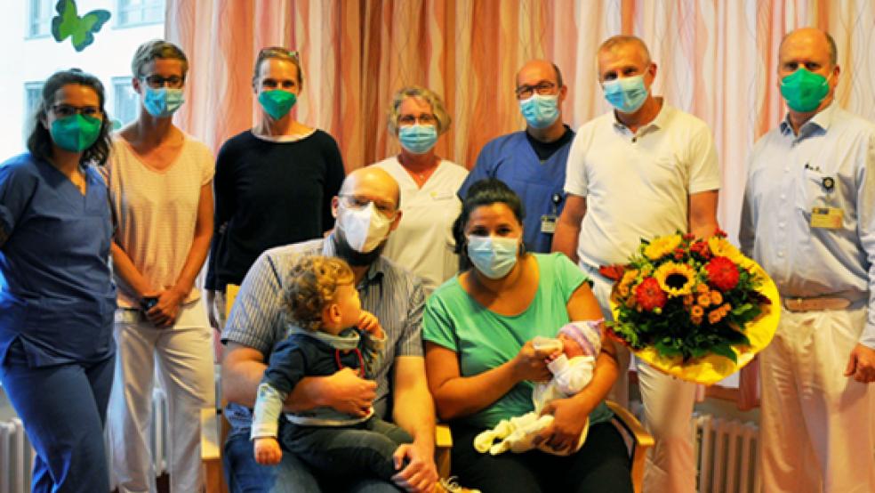 Julia Paulik (Hebammenschülerin), Susanna Kohl, Dr. Corinna Fuhs (Oberärztinnen der Klinik für Gynäkologie und Geburtshilfe), Gitta Möhlmann-Cramer (Teamleitung der Station B1), Dr. Markus Windorfer (Oberarzt der Klinik für Kinder- und Jugendmedizin), Dr. Jacek Skubis (Chefarzt der Klinik für Gynäkologie und Geburtshilfe) und Dr. Oliver Weiss (Oberarzt der Klinik für Gynäkologie und Geburtshilfe) freuen sich mit den glücklichen Eltern Charlotte und Maik Tellmann aus Strücklingen über die Geburt ihres zweiten Kindes Lana.  © Foto: Klinikum