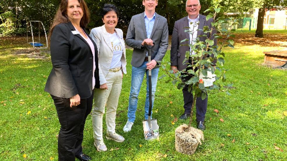 Mit Werner Königschulte soll fortan auch symbolisch ein Apfelbaum wachsen und gedeihen. Dieser wurde ihm vom medizinischen und pflegerischen Leitungsteam der KJP geschenkt. Auf dem Foto (von links): Pflegedirektorin Marita Bäcker, Geschäftsführerin Veronika von Manowski, KJP-Chefarzt Werner Königschulte und Franz-Bernard Lanvermeyer, Vorsitzender des Kuratoriums der Stiftung Marienhospital Papenburg-Aschendorf. © Foto: Marien Hospital Papenburg Aschendorf
