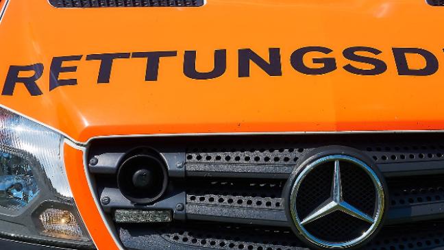 Auto prallt gegen Baum: Drei Schwerverletzte