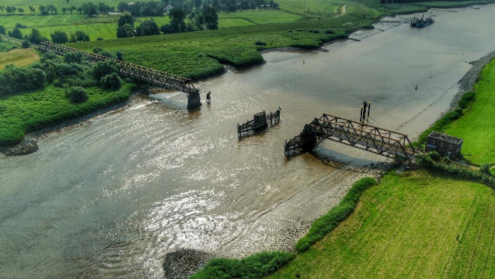 Die Friesenbrücke aus der Vogelperspektive: Per Multikopter werden Aufnahmen vom Bauwerk und seiner unmittelbaren Umgebung gemacht. Dies dient zur Beweissicherung und hilft dabei, den derzeitigen Zustand der umliegenden Flächen nach dem Neubau der Brücke wiederherzustellen. © Foto: DB Sicherheit GmbH