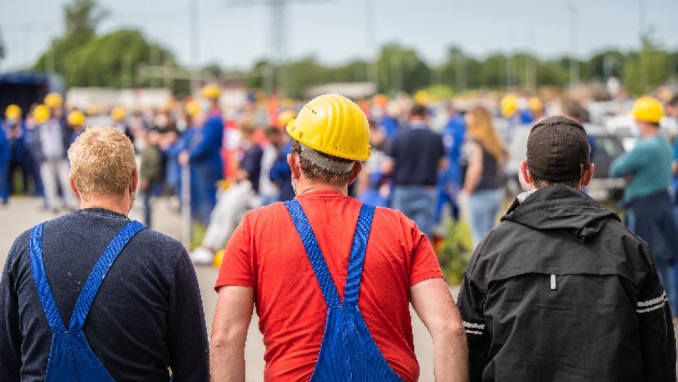 Das Ziel der Meyer Werft, mit einem Freiwilligenprogramm insgesamt 450 Stellen abzubauen, wurde noch nicht erreicht. Das Foto entstand Anfang Juni bei einer Betriebsversammlung. © Foto: Assanimoghaddam (dpa)