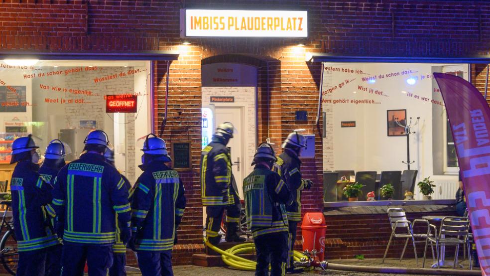 Die Feuerwehren Weenermoor und Weener rückten mit insgesamt rund 40 Einsatzkräften aus. © Foto: Bruins