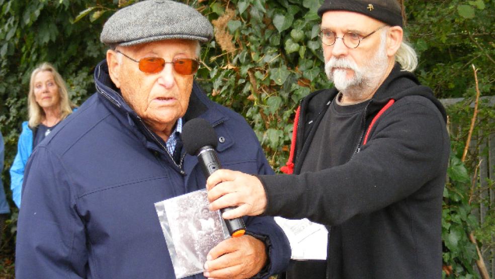 Am Gedenkstein zur Erinnerung an 36 Jemgumer Juden, die von den Nationalsozialisten ermordet wurden, sprach der 96-jährige Shoah-Überlebende Albrecht Weinberg, assistiert von Hotte Schmiegelt mit dem Mikrofon, ein jüdisches Gebet. © Foto: Szyska