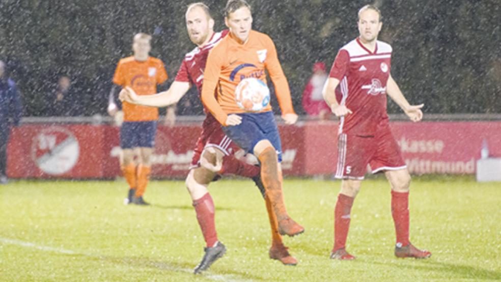 Die Jemgumer um Gerd Bekker (links) und Matthias Hilbrands hatten bis zum 0:2 gegen die orange gekleideten Holter zu oft das Nachsehen.  © Foto: Bruins