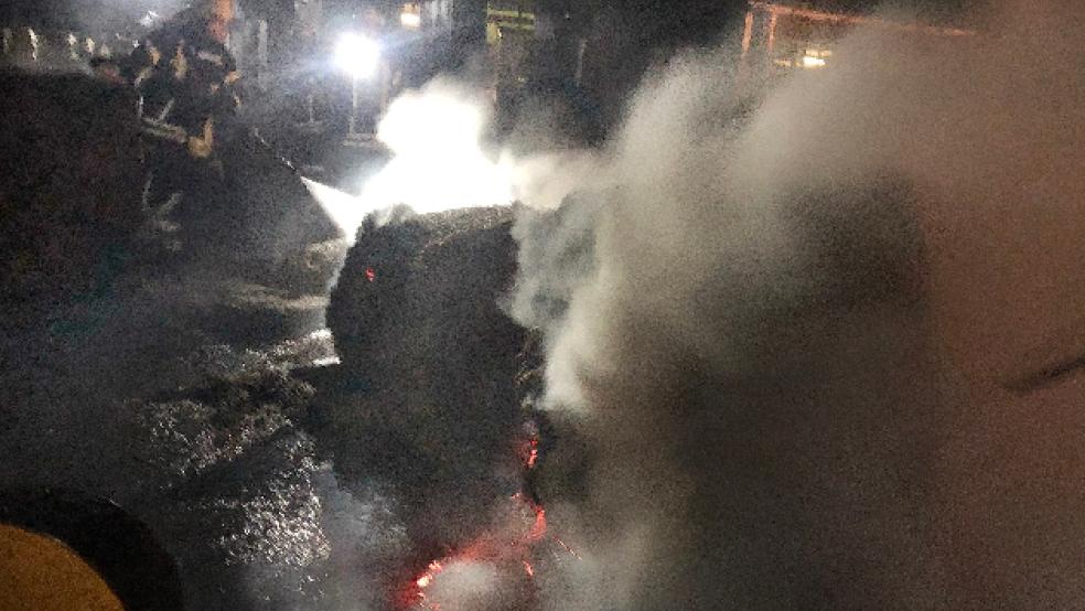 Dreieinhalb Stunden waren 35 Einsatzkräfte der Feuerwehr mit dem Ablöschen von brennenden Rundballen beschäftigt. © Wolters
