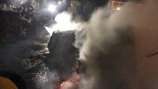 Feuerwehr löscht brennende Rundballen