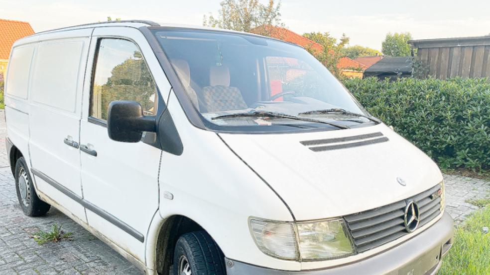Seit Monaten steht dieser weiße Transporter auf einem öffentlichen Parkplatz in Weener. Vielleicht nicht mehr lange.  © Foto: Hanken