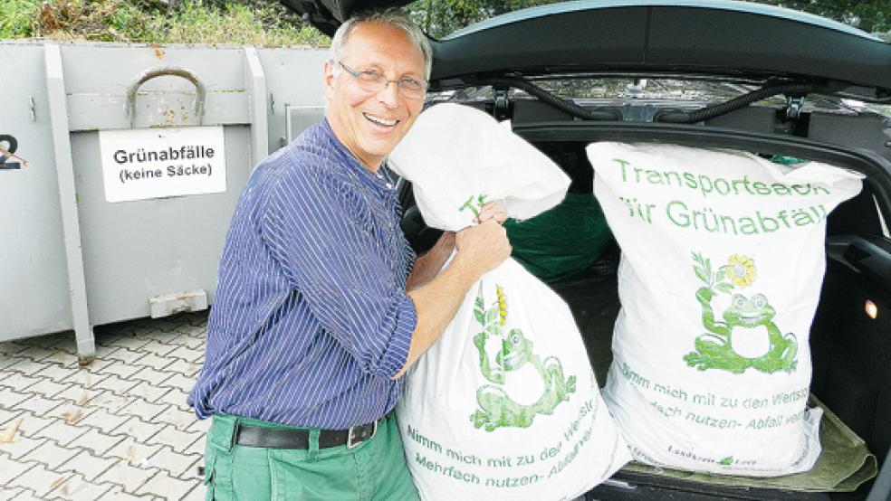 Winfried Coordes aus Veenhusen entleerte seine Transportsäcke auf dem Wertstoffhof in Moormerland .  © Foto: Kreis Leer