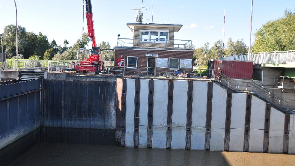 Die Brücke der Leeraner Seeschleuse ist wieder befahrbar. Die Sanierungsarbeiten, die nur bei geöffneter Brücke möglich waren, sind abgeschlossen. Auch die Kreuzung »Am Bummert« wurde teilweise freigegeben. © Foto: Wolters