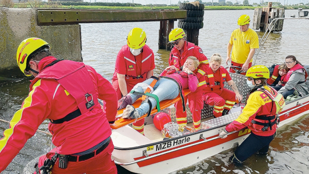 Die aus dem Überschwemmungsgebiet evakuierten und zum Teil verletzten Zivilisten werden mit dem Motorrettungsboot zur zentralen Patientensammelstelle gebracht  © DLRG Ostfriesland