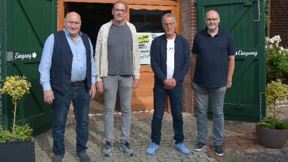 Der Kreisvorsitzende Focko Stöhr und Zuchtwart Michael Goemann gratulierten dem Schriftführer Hermann Nagel und dem 2. Vorsitzenden Rüdiger Frers zur Wiederwahl. © Foto: privat