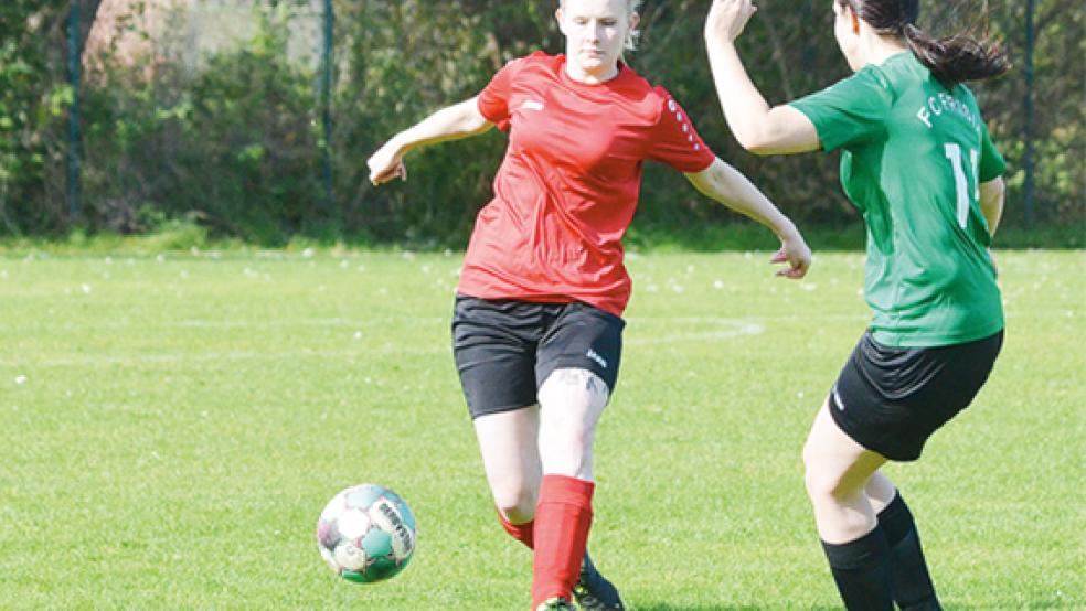 Carina Ferdinand (links) spielte zum ersten Mal für Leer 04/ Bingum II auf der Sechser-Position und überzeugte.  © Foto: Ammermann