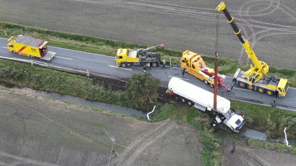Mit Drohnen überwachten die Feuerwehren Osterhusen und Norden die Bergung des Gefahrgut-Lasters aus der Luft. © Foto: Feuerwehr Norden
