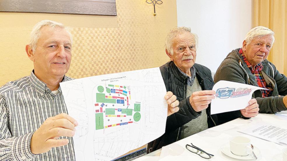 Freuen sich auf sechs Tage »Bliede-Park« in Leer: (von links) Ralf Langenscheidt, Jonny Eden und Karl-Heinz Langenscheidt vom Verein reisender Schausteller Ostfrieslands.  © Foto: Hanken