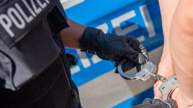 Handschellen klicken an der Grenze in Wymeer
