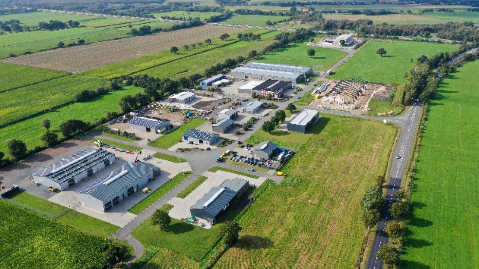 Aus der Vogelperspektive: Der GewerbePark Rheiderland hat sich gut entwickelt. Doch aktuell geraten Neuansiedlungen von Unternehmen wegen enorm gestiegener Materialpreise und Lieferengpässen ins Stocken. © Foto: Entwicklungs-Gesellschaft Rheiderland (EGR)