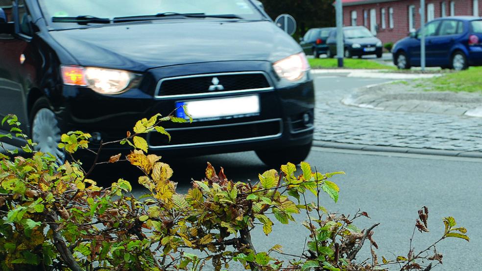 Die Polizei sucht Zeugen eines Unfalls, der sich heute gegen 10.30 Uhr im Kreisel in Möhlenwarf ereignet hat. © Foto: Hoegen