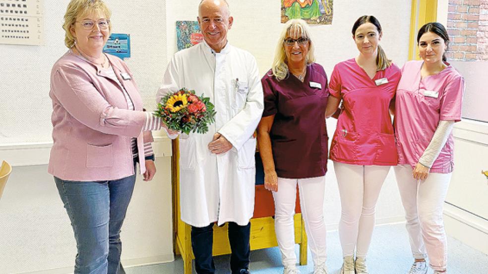 Bei der Begrüßung im MVZ Weener (von links): Elisabeth Bröring, Managerin MVZ und Ambulanzen, der neue Arzt Gjevalin Selmanaj, Marion Petrikat, Teamleiterin und Medizinische Fachangestellte, sowie die beiden Medizinischen Fachangestellten Jessica de Buhr und Melodie Korkmaz.  © Foto: Marien Hospital