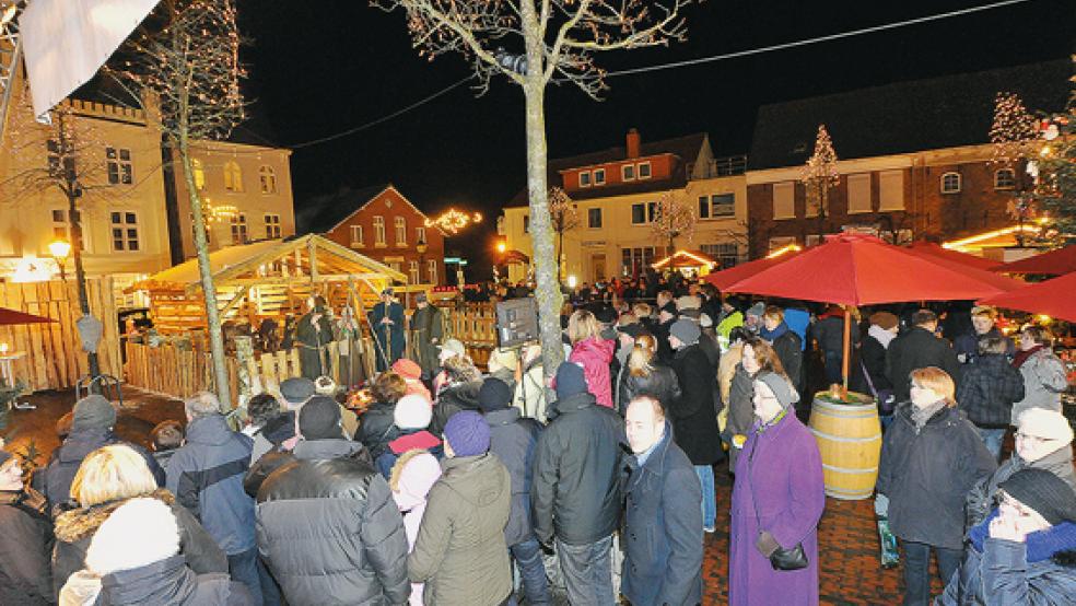 Lichtermeer am Alten Hafen: Der Adventsmarkt am Weener kann theoretisch wieder stattfinden. Jetzt wird die Umsetzbarkeit geprüft.  © Archivfoto: Bruins