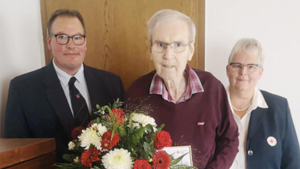 Hermann Pott erhielt von Bernhard Spekker und Hildegard Hinderks eine Urkunde und Spange.  © Foto: DRK