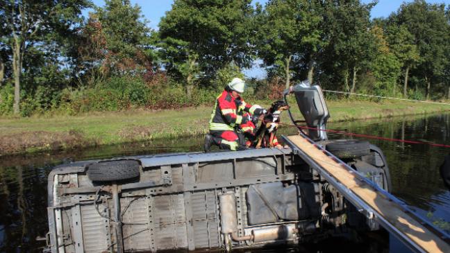Feuerwehr rettet Hund und Fahrer